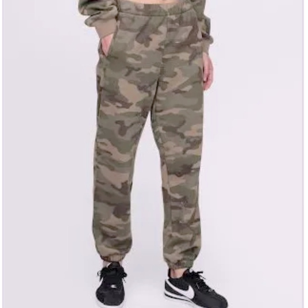 Monrow vintage camo sweats elastic waist